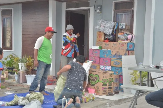 WAHONO KUMPULKAN BANTUAN : Warga Balaroa yang telah tinggal di Huntap dan masih di Huntara mengumpulman bantuan untuk korban gempa bumi di Sulbar.
