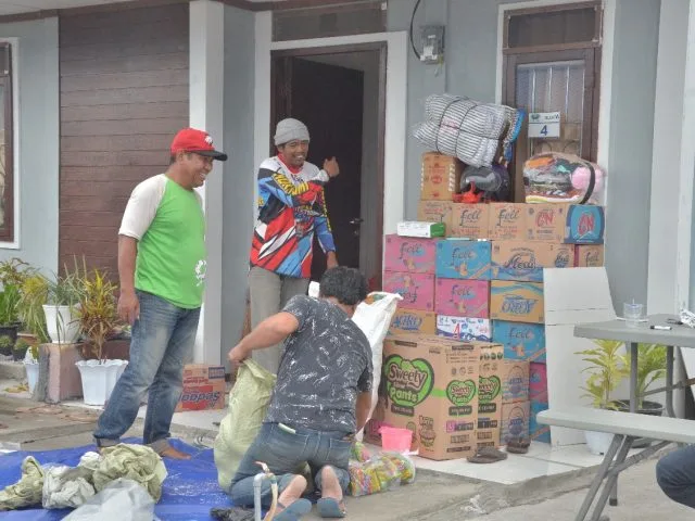 WAHONO KUMPULKAN BANTUAN : Warga Balaroa yang telah tinggal di Huntap dan masih di Huntara mengumpulman bantuan untuk korban gempa bumi di Sulbar.