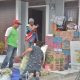 WAHONO KUMPULKAN BANTUAN : Warga Balaroa yang telah tinggal di Huntap dan masih di Huntara mengumpulman bantuan untuk korban gempa bumi di Sulbar.