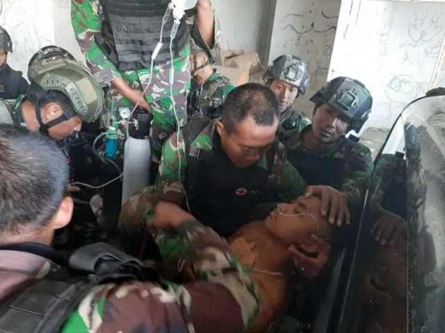 Pratu Roy Vebrianto prajurit TNI dari Batalyon Infanteri 400/Banteng Raider yang mengalami luka tembak saat mendapat penanganan medis sebelum dievakuasi ke Timika, Jumat (22/1). (FOTO: Kogabwilhan III