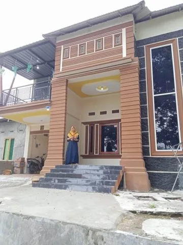 ULURAN BANTUAN : Salah satu warga Kelurahan Mamboro yang menyediakan rumah bagi para penyintas dari Sulawesi Barat.