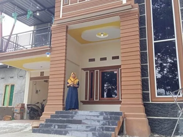 ULURAN BANTUAN : Salah satu warga Kelurahan Mamboro yang menyediakan rumah bagi para penyintas dari Sulawesi Barat.