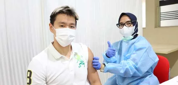 Marcus Fernaldi Gideon menerima vaksin tahap kedua. PBSI