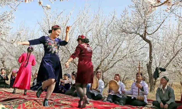Orang-orang mengadakan Meshrep, pertemuan komunitas tradisional Uygur, di Hami, Xinjiang. (Global Times)