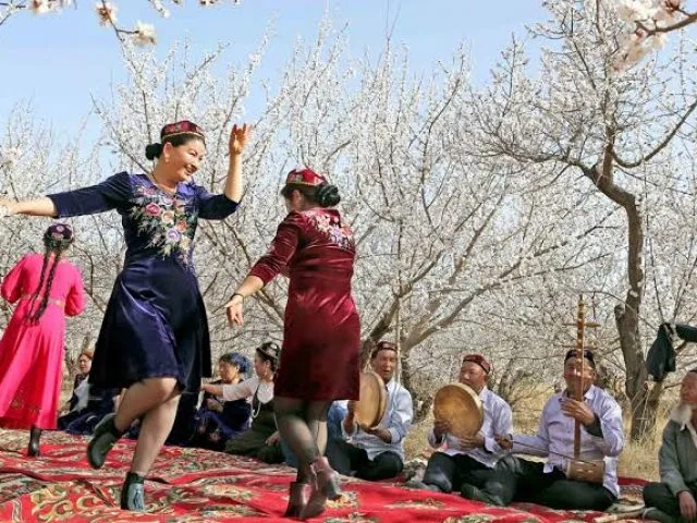 Orang-orang mengadakan Meshrep, pertemuan komunitas tradisional Uygur, di Hami, Xinjiang. (Global Times)