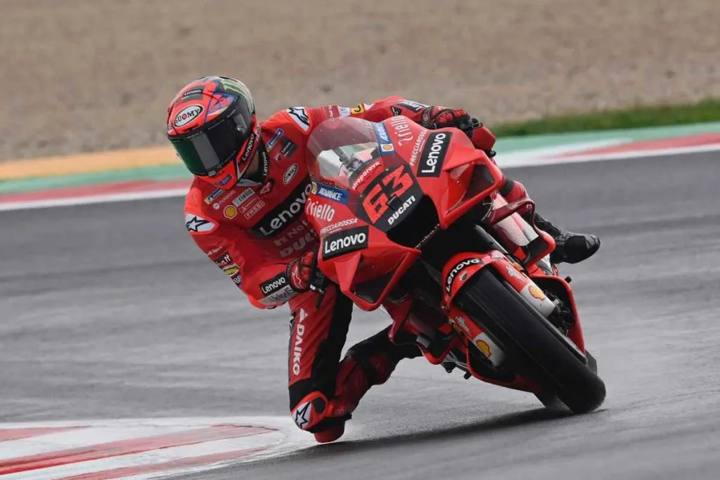 Aksi cornering Francesco “Pecco” Bagnaia. (Foto: Motorsport)