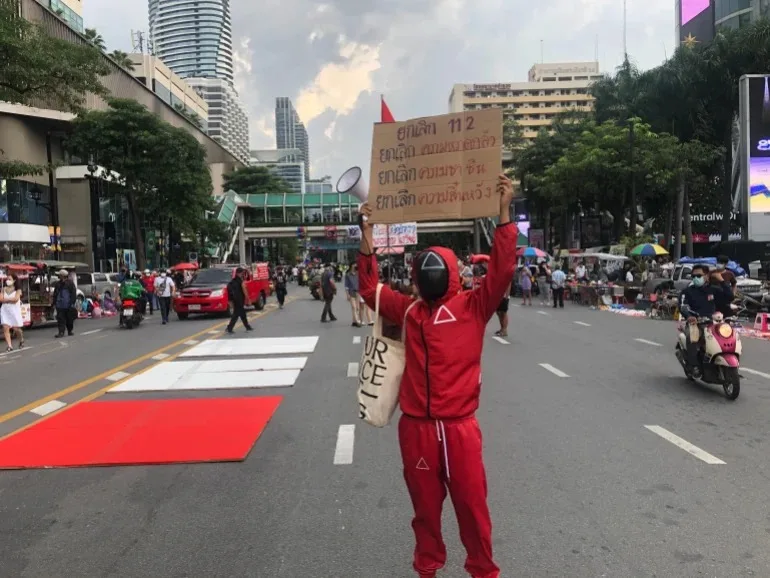 Salah satu demonstran di Bangkok yang mengenakan kostum Squid Game-Aljazeera