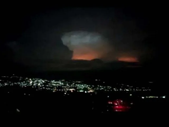 Langit Merah Disertai Petir di Puncak Gunung Welirang
