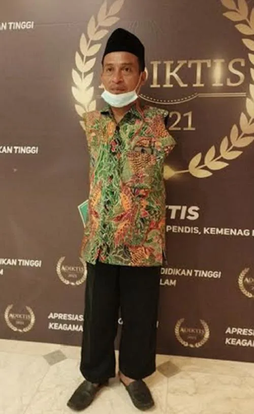 Untung Guru Honorer Tanpa Dua Tangan Ini Raih Madrasah Award Adiktis 2021