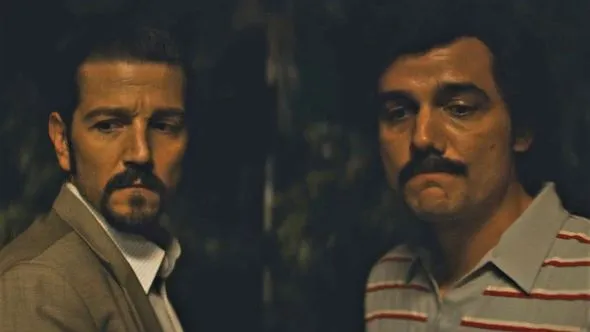 
					Felix Gallardo dari Narcos: Mexico (kanan) bersama Pablo Escobar dari Narcos.