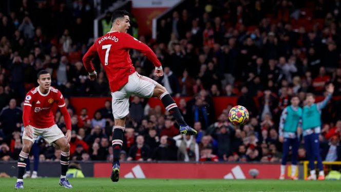 
					Momen saat Ronaldo mencetak gol ke gawang Burnley (Reuters) 
