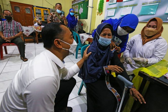 
					Wali Kota Eri Cahyadi ketika meninju vaksinasi booster untuk lansia di balai RW 04 Kelurahan Ngagel Rejo, Kamis (13/1).