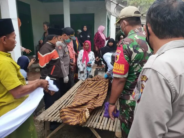 Anak di Pulau Sapudi Sumenep Kecebur
