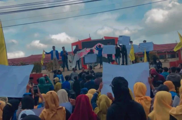 Minta Kadisdik Agus Dicopot