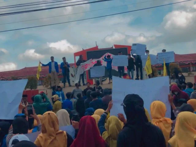Minta Kadisdik Agus Dicopot
