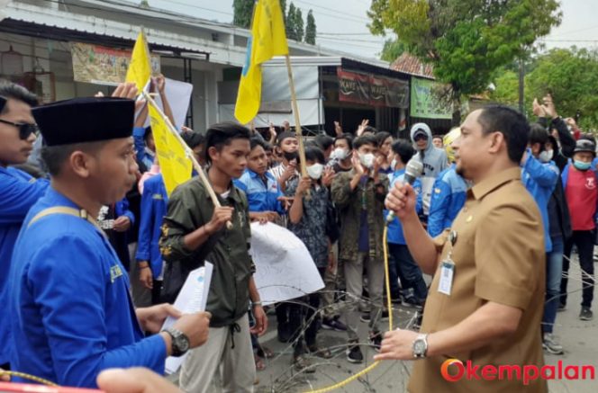 
					Kadisdik Sumenep Agus Dwi Saputra saat menemui ratusan demonstran dari aktivis PMII Komisariat STKIP Sumenep,  Selasa siang.