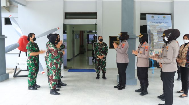 
					Kompol Dyana Suci Listyawati   bersama Polwan polresta Sidoarjo saat kunjungan ke Museum puspenerbal TNI AL