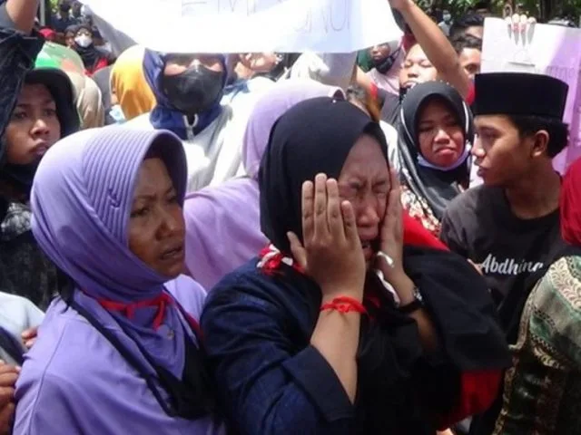 Tangisan Keluarga Korban Penembakan
