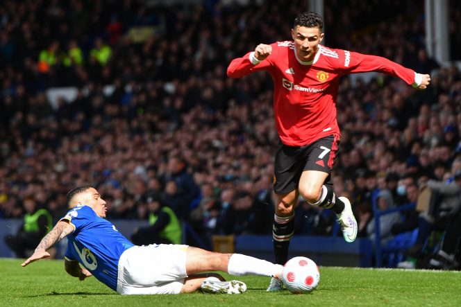 
					Bomber Manchester United Cristiano Ronaldo yang menghindari tekel pemain Everton. (Foto: AFP)
