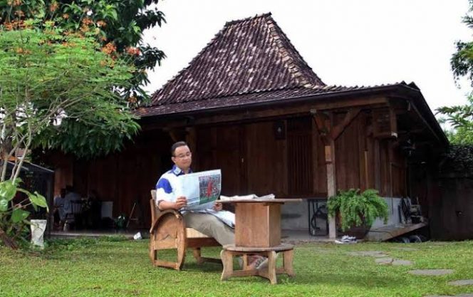 
					Anies Baswedan santai sejenak di Pendopo Rumahnya.