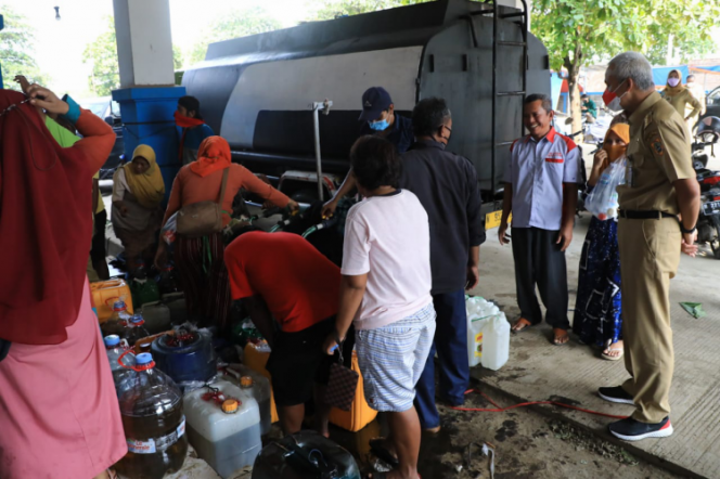 
					Gubernur Jawa Tengah didampingi Branch Manager PT PPI Cabang Semarang Abidarin, mengecek distribusi minyak goreng curah Pasar Relokasi Weleri Baru di Terminal Bahurekso, Kendal, Senin (11/4) sore.