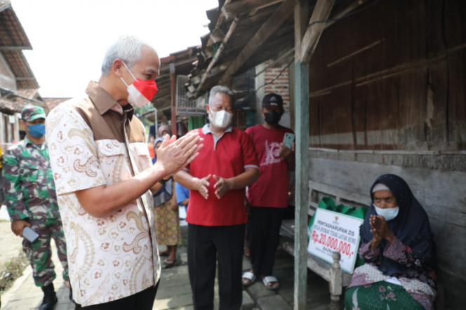 
					Jelang berbuka Ramadan dimanfaatkan Gubernur Jawa Tengah, Ganjar Pranowo, untuk menyerahkan bantuan renovasi Rumah Tidak Layak Huni. Mbah Suliyah dan Pak Setiyono, adalah dua warga Mangunharjo, Kecamatan Tugu Kota Semarang, yang menjadi penerima bantuan RTLH hari ini Sabtu (23/4).