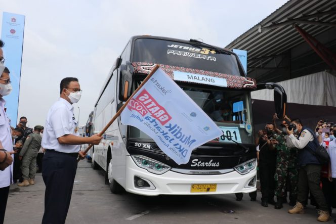 
					Gubernur Provinsi DKI Jakarta, Anies Baswedan melepas keberangkatan peserta mudik dan balik gratis angkutan lebaran tahun 2022, di Terminal Terpadu Pulogebang, Jakarta Timur, pada Rabu (27/4).