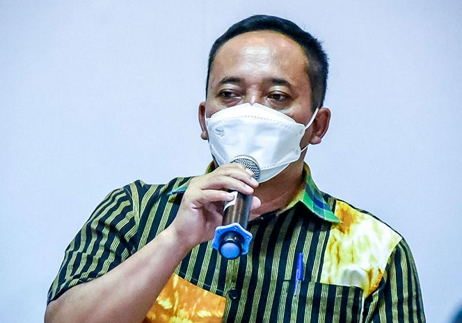 
					Kepala Dinas Lingkungan Hidup (DLH) Kota Surabaya Agus Hebi Djuniantoro
