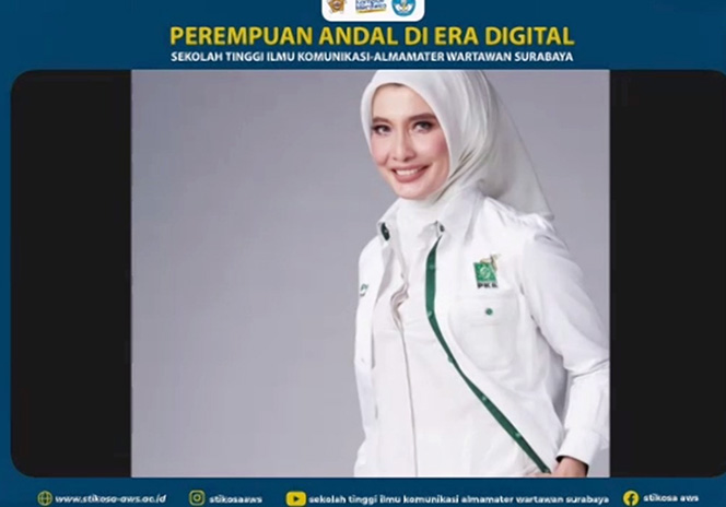 
					Arzetti Bilnina dalam webinar ''Perempuan Andal di Era Digital'' dalam rangka Hari Kartini yang diselenggarakan oleh Stikosa-AWS