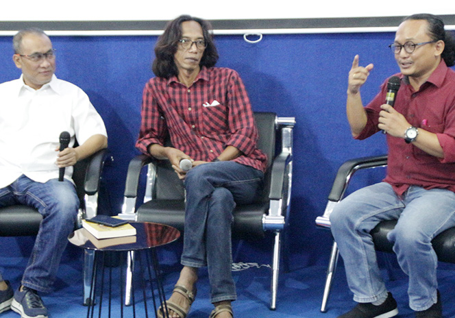 
					Eko Pamuji, Noor Arief, dan Doan Widhiandono dalam diskusi buku ''Transformasi Ryan Sang Jagal Jombang'' di Stikosa-AWS