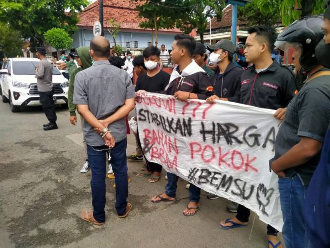
					Badan Eksekutif Mahasiswa Sumenep (BEM) saat membentangkan spanduk berisi protes atas kedatangan Presiden Jokowi ke Sumenep di tengah harga bahan pokok mencekik rakyat.(BEMSU for kempalan)