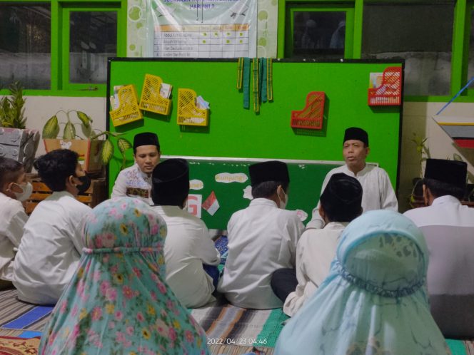 
					Para siswa SDN Pangarangan 3 Sumenep saat mengikuti kegiatan malam Lekoran e Sakola'an  menyambut lailatul qadar. (Foto for kempalan)