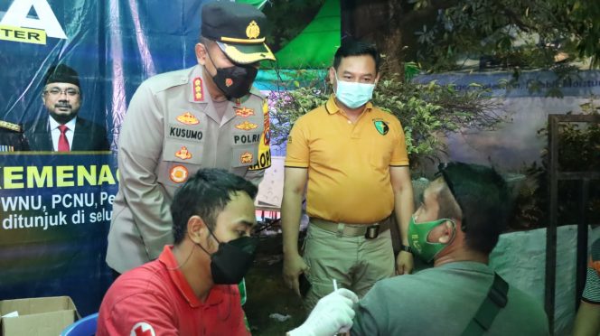 
					Kapolresta Sidoarjo Kombes Pol. Kusumo Wahyu Bintoro menyapa warga yang sedang menjalani vaksinasi di Kampung Ramadhan Alun-alun Sidoarjo, Sabtu (23/4) malam. 