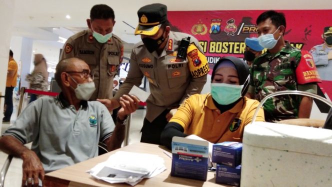 
					Kombes Pol. Kusumo Wahyu Bintoro menyapa peserta vaksin booster di Transmart Mall (7/4). -Reha, Kempalan. com-