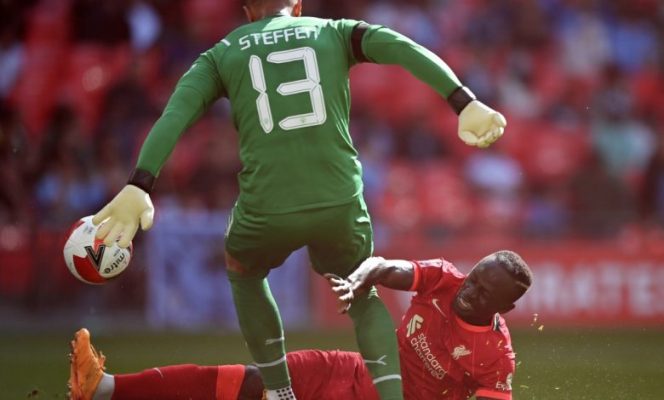 
					Momen ketika bomber Liverpool FC Sadio Mane menyerobot bola dari kaki kiper Manchester City Zack Steffen. (Foto: Daily Nation) 