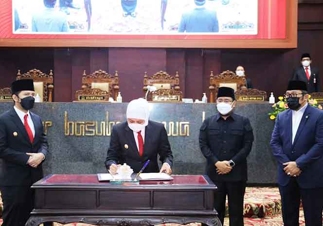 
					Gubernur Khofifah menandatangani penyerahan LKPJ Tahun 2021 yang telah direkomendasi DPRD Jatim.