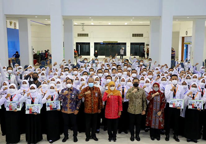 
					Gubernur Khofifah Indar Parawansa foto bersama peserta Latsar CPNS Golongan III usia penutupan di kampus Stiesia Surabaya, Sabtu (23/4).