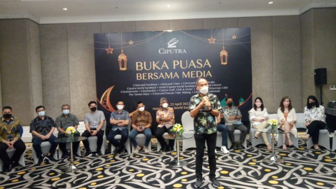 
					Senior Director Grup Ciputra Sutoto Yakobus bersama manajemen Grup Ciputra lain dari seluruh unit usaha di Jawa Timur saat buka puasa bersama media di Surabaya, Jumat (22/4/2022).