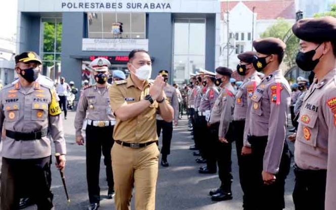 
					Pemerintah Kota (Pemkot) Surabaya bersinergi bersama TNI-Polri dan berbagai elemen masyarakat dalam melakukan pemantauan wilayah saat libur Hari Raya Idul Fitri 1443 Hijriah. Pemantauan ini dilakukan untuk memastikan kondusifitas Kota Pahlawan selama masa mudik lebaran.