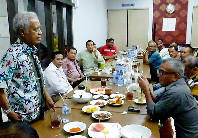 
					Almarhum Sam Abede Pareno (berdiri) dalam sebuah pertemuan dengan wartawan-wartawan