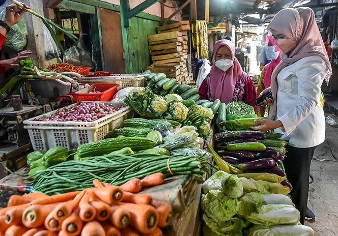 
					Jajaran Pemerintah Kota (Pemkot) Surabaya berkolaborasi dengan BPOM dan pihak kepolisian melakukan pengawasan ketersediaan bahan pangan, harga pangan dan keamanan pangan segar di Kota Surabaya.