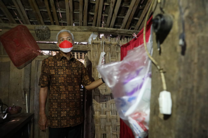 
					Gubernur Jawa Tengah, Ganjar Pranowo terus berusaha melakukan percepatan pelaksanaan program bantuan renovasi Rumah Tidak Layak Huni. Hampir tiap hari, ia berkeliling ke sejumlah daerah untuk mencari calon penerima yang tepat yang belum terdata dalam program RTLH.