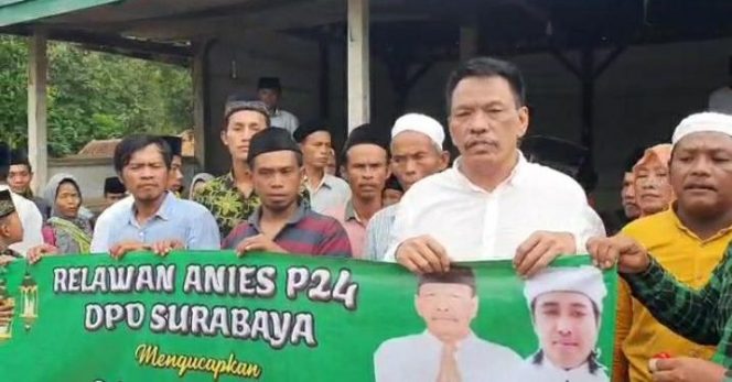 
					Ketua Relawan Anies P-24 Surabaya, H. Suli bersama ribuan warga Madura dalam pembagian zakat mal Jumat, 29 April 2022. (Foto: Tangkapan layar) 