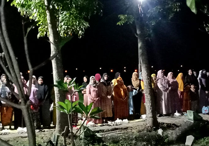 
					Suasana acara haul makam Syeh Ahmad atau yang lebih di kenal makam Dowo dusun Gridi, Desa Pacuh, Balongpanggang Gresik