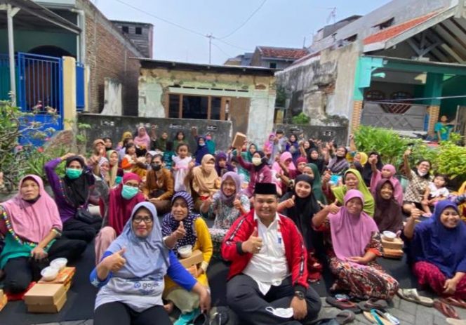  					Sejumlah kalangan kader kesehatan yang sekarang bernama kader Suroboyo hebat menyampaikan uneg - unegnya ke Wakil Sekretaris DPC PDI Perjuangan Kota Surabaya Achmad Hidayat.
