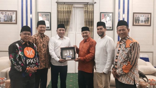 
					Agenda terakhir kunjungan Presiden PKS Ahmad Syaikhu ditutup dengan kunjungan ke Bupati Sampang Slamet Junaidi, Ahad 8 Mei 2022.