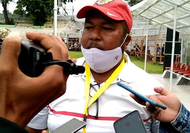 
					Yusuf Mony, pelatih tim sepak bola Kota Surabaya saat memberi keterangan pada wartawan usai laga vs Kabupaten Gresik, Kamis (12/5) sore.