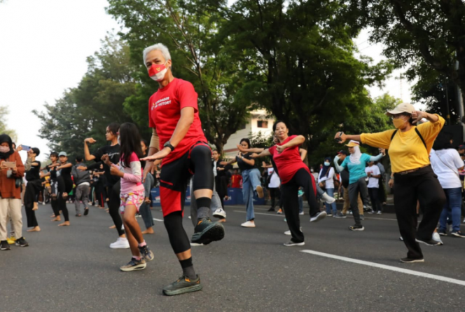 
					Pemerintah Provinsi Jawa Tengah menggelar flashmob tari tradisional di Jalan Slamet Riyadi Solo. Acara ini menjadi bagian dari rangkaian peringatan Bulan Bung Karno. Kegiatan ini menarik perhatian para pengunjung Car Free Day (CFD) yang sedang bersantai maupun berolahraga di lokasi tersebut.