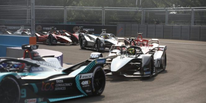 
					Suasana saat mobil balap listrik Formula E tengah berlangsung, Sirkuit Formula E, Jakarta International E-Prix 2022 Jakarta, Ancol, Jakarta Utara, Sabtu, 4 Juni 2022. 