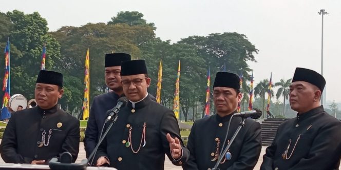 
					Gubernur DKI Jakarta Anies Baswedan usai upacara Jakarta Hajatan ke-495 di Plaza Selatan Monas, Rabu, 22 Juni 2022. 